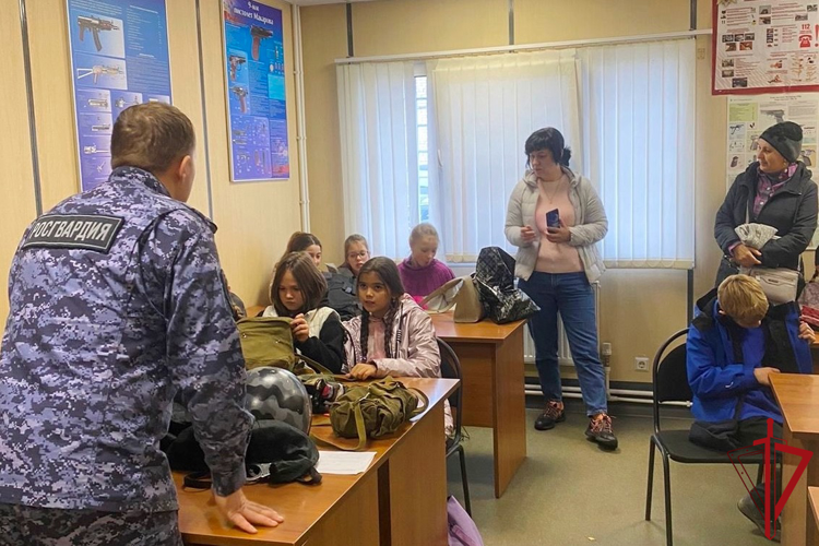 В Приозерске сотрудники Росгвардии провели с учащимися встречу, приуроченную ко Дню народного единства