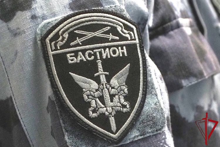 В Центральном районе сотрудники ОМОН Росгвардии пришли на помощь гражданину, попавшему под колеса автомобиля