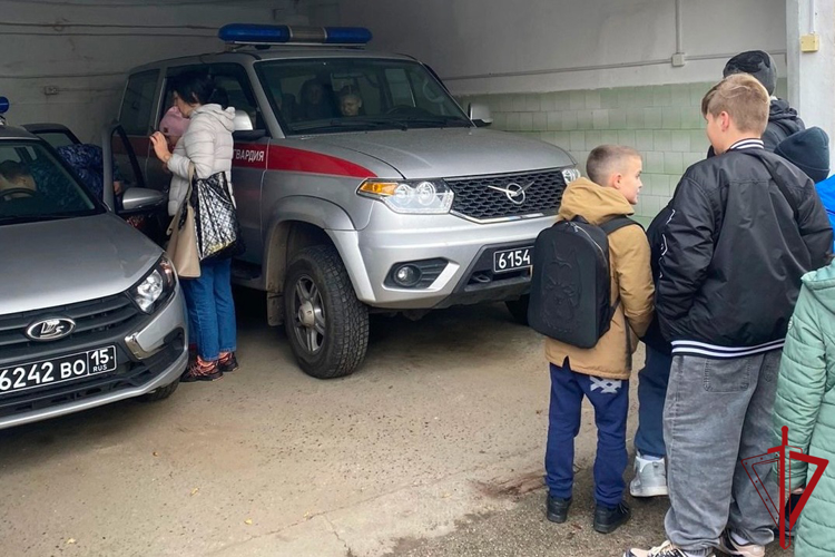 В Приозерске сотрудники Росгвардии провели с учащимися встречу, приуроченную ко Дню народного единства