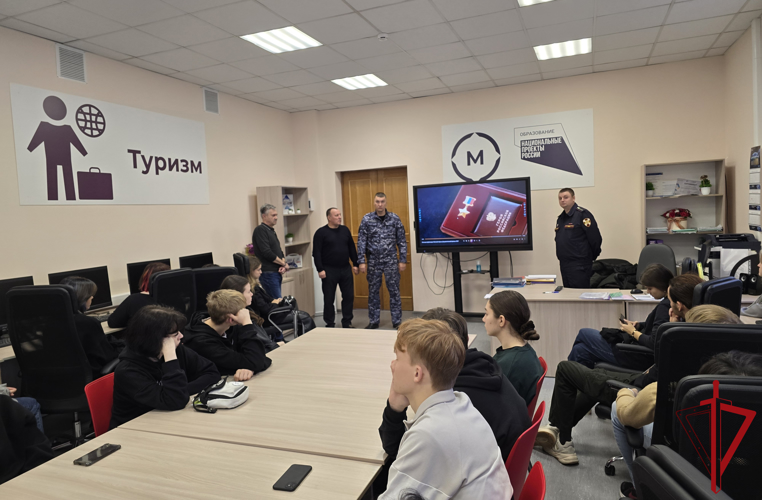 Сотрудники Росгвардии провели встречи со студентами, приуроченные ко Дню героев Отечества