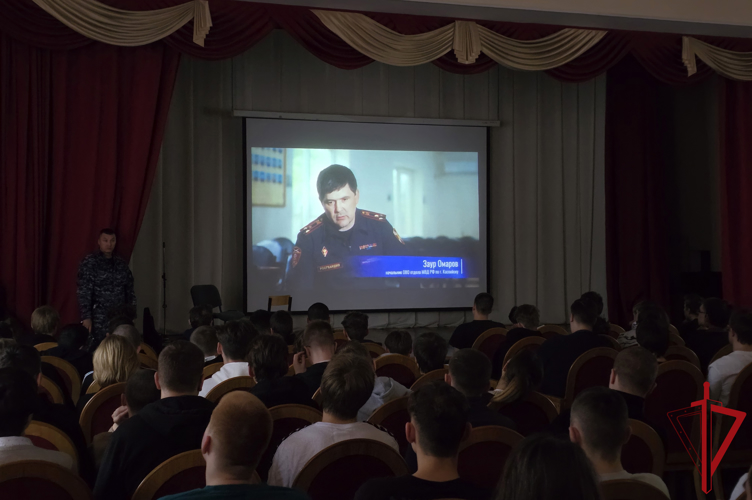 Сотрудники Росгвардии провели встречи со студентами, приуроченные ко Дню героев Отечества