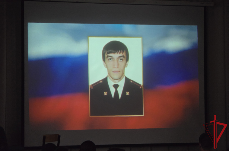Сотрудники Росгвардии провели встречи со студентами, приуроченные ко Дню героев Отечества