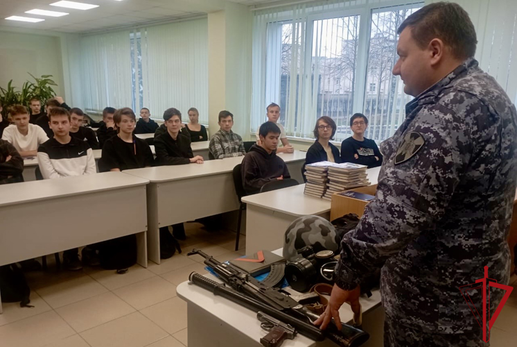 В Ленинградской области сотрудники Росгвардии провели уроки мужества для учащихся