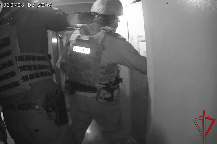 В Санкт-Петербурге при силовой поддержке транспортного ОМОН задержан подозреваемый в поджоге ж/д оборудования