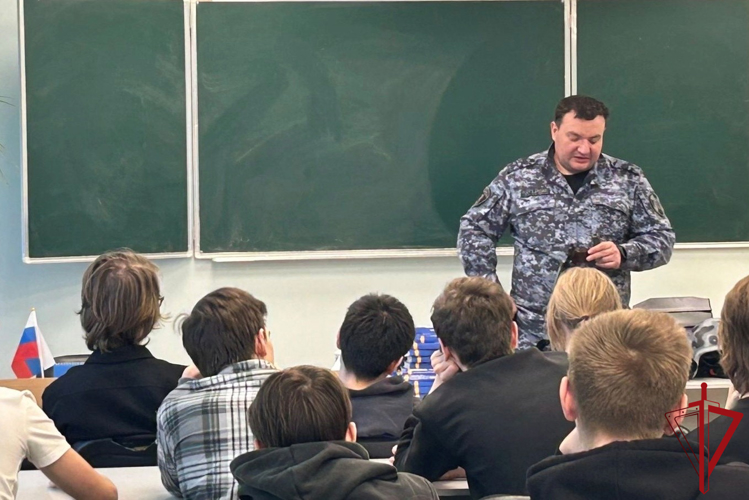 В Ленинградской области сотрудники Росгвардии провели уроки мужества для учащихся