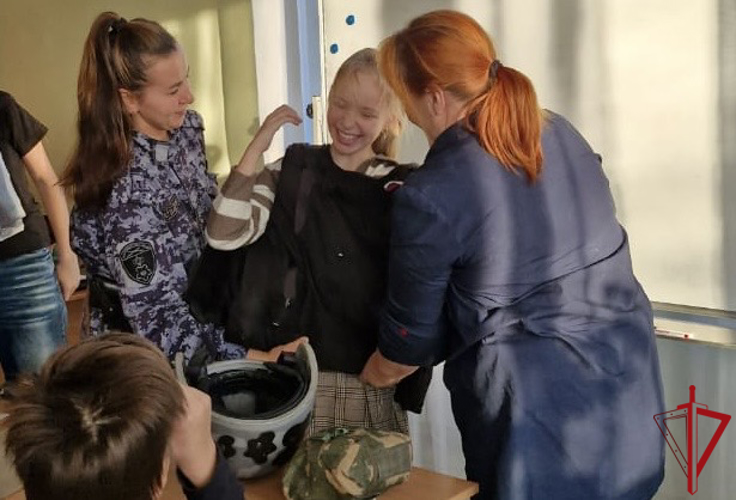 В Ленинградской области сотрудники Росгвардии провели уроки мужества для учащихся