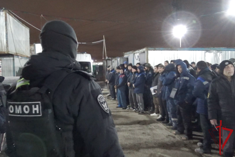 В Санкт-Петербурге сотрудники ОМОН Росгвардии обеспечили проведение межведомственного рейда по выявлению нарушений в сфере миграции