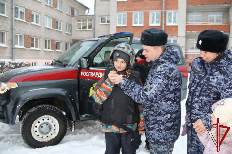 Росгвардейцы Ленинградской области присоединились к новогодней акции «Дед Мороз специального назначения»