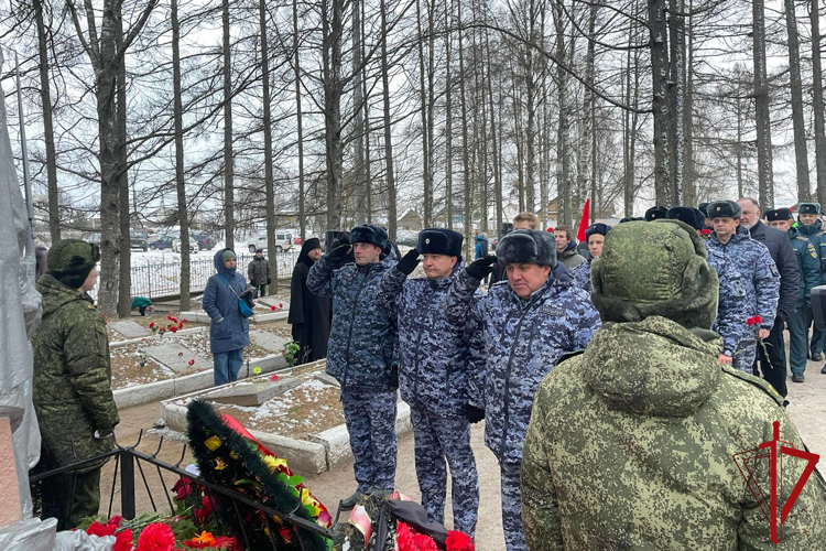 В Санкт-Петербурге и Ленинградской области сотрудники Росгвардии приняли участие в мероприятиях, посвящённых Дню Героя Отечества