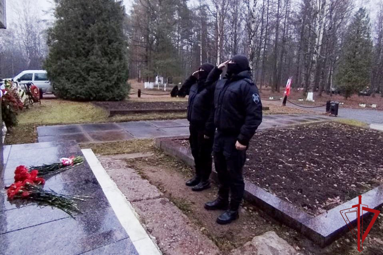 Сотрудники транспортного ОМОН почтили память советских воинов, погибших в боях за Ленинград