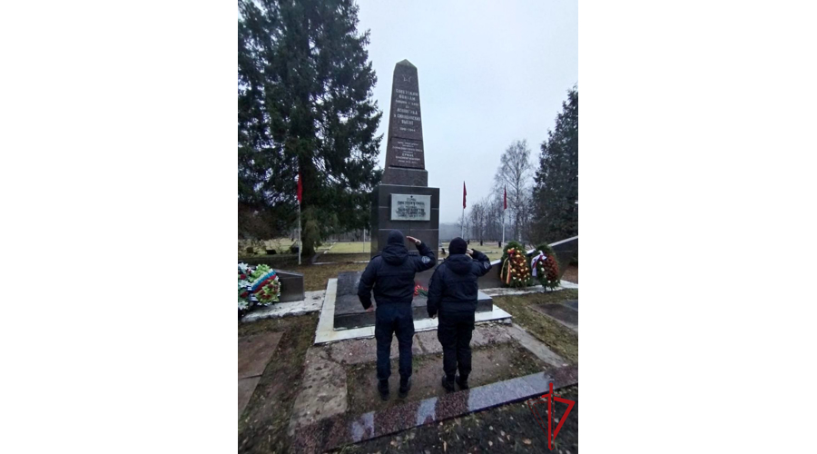 Сотрудники транспортного ОМОН почтили память советских воинов, погибших в боях за Ленинград