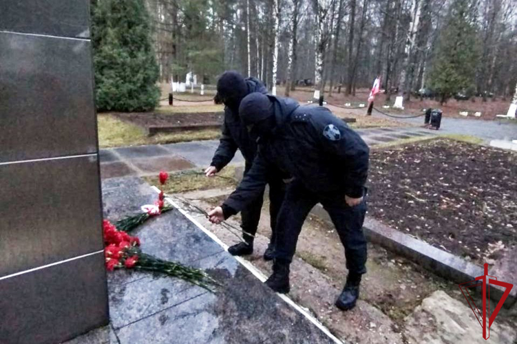Сотрудники транспортного ОМОН почтили память советских воинов, погибших в боях за Ленинград