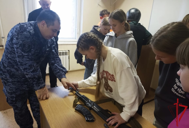 Сотрудники Росгвардии провели урок мужества, посвященный Дню Героев Отечества