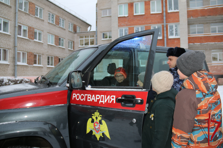Росгвардейцы Ленинградской области присоединились к новогодней акции «Дед Мороз специального назначения»