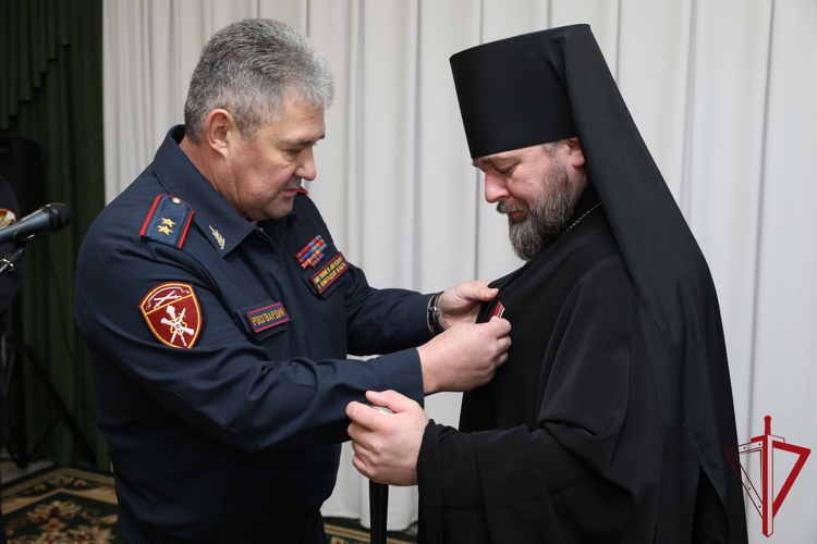 Начальник ГУ Росгвардии вручил медаль «Участнику СВО» настоятелю Староладожского Никольского мужского монастыря