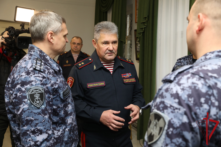 Начальник ГУ Росгвардии вручил медаль «Участнику СВО» настоятелю Староладожского Никольского мужского монастыря