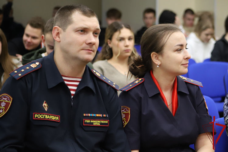 В Ленинградской области сотрудники Росгвардии провели встречу со студентами ГУАП