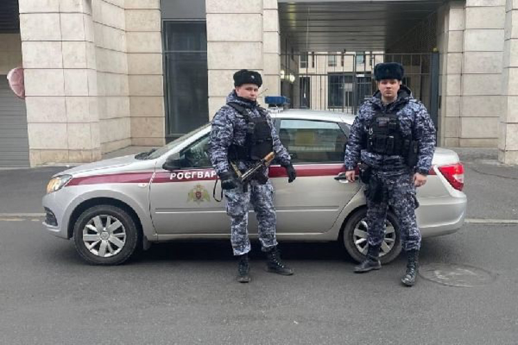 В Центральном районе наряд Росгвардии задержал посетителя магазина с пистолетом, провоцировавшего конфликт с персоналом