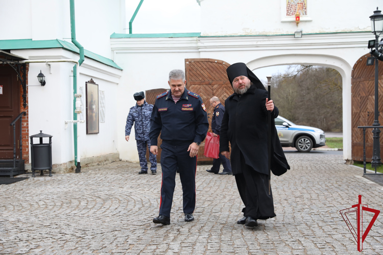 Начальник ГУ Росгвардии вручил медаль «Участнику СВО» настоятелю Староладожского Никольского мужского монастыря