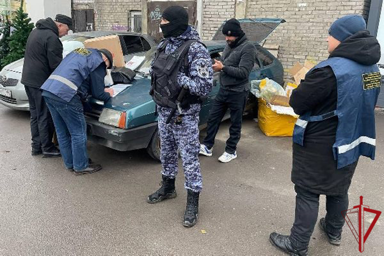 Сотрудники Росгвардии обеспечили охрану общественного порядка во время рейда на территории Апраксина двора