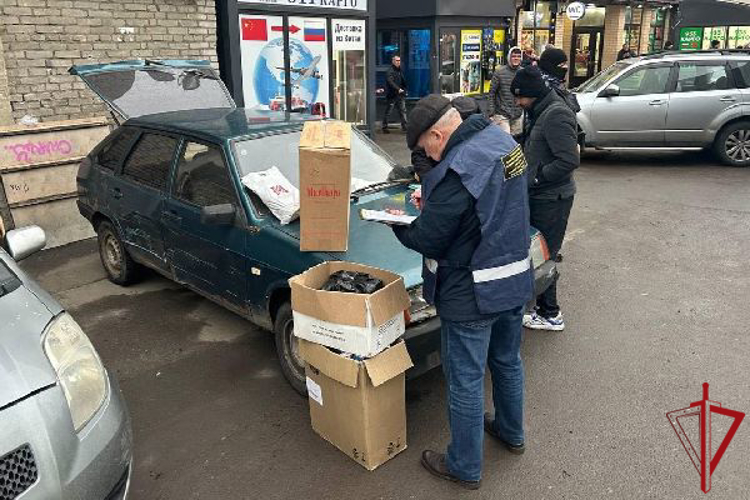 Сотрудники Росгвардии обеспечили охрану общественного порядка во время рейда на территории Апраксина двора