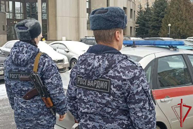 В Невском районе сотрудники Росгвардии разыскали и вернули матери ребёнка, самостоятельно ушедшего из дома на прогулку