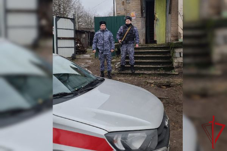 В Тихвине росгвардейцы во время пожара вывели из здания женщину с дочерью и организовали эвакуацию жильцов