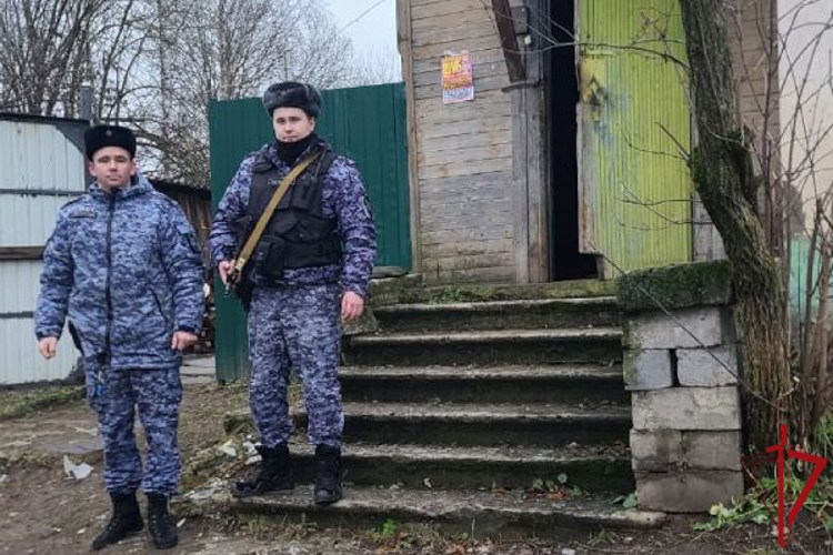 В Тихвине росгвардейцы во время пожара вывели из здания женщину с дочерью и организовали эвакуацию жильцов