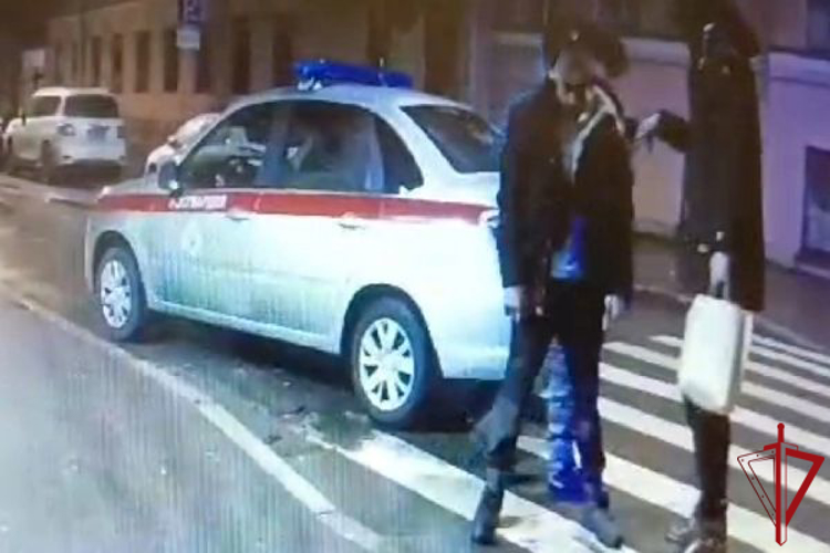 В Адмиралтейском районе сотрудники Росгвардии задержали правонарушителя, ударившего своего знакомого в лицо отверткой