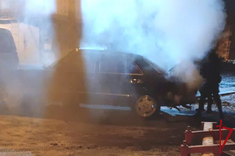 В Пушкине сотрудники Росгвардии локализовали возгорание в припаркованном автомобиле