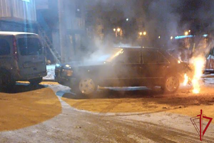 В Пушкине сотрудники Росгвардии локализовали возгорание в припаркованном автомобиле
