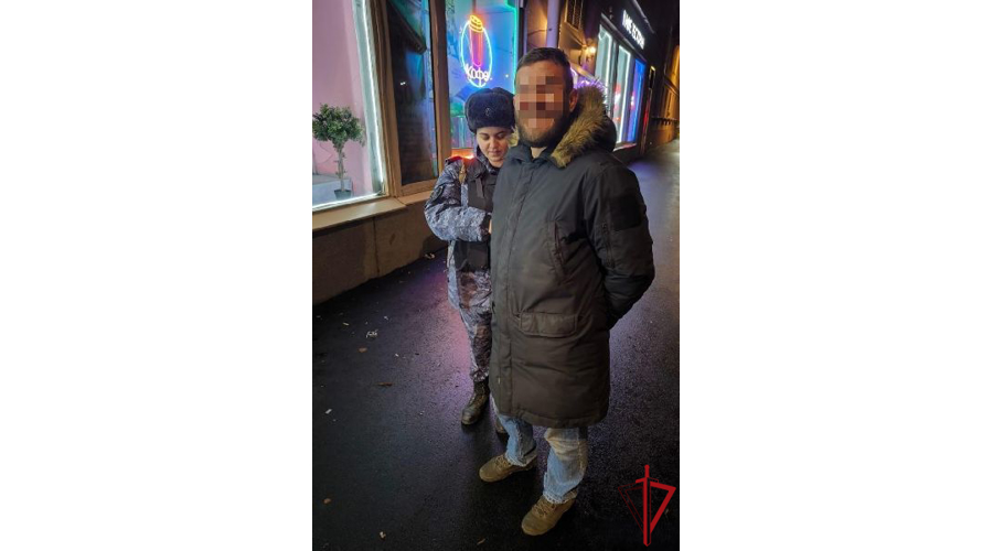 В Московском районе наряд вневедомственной охраны задержал гражданина, бутылкой разбившего витрину ресторана