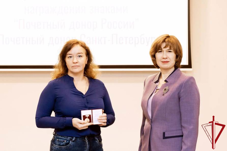В Санкт-Петербурге сотруднице Росгвардии присуждена награда «Почетный донор России»