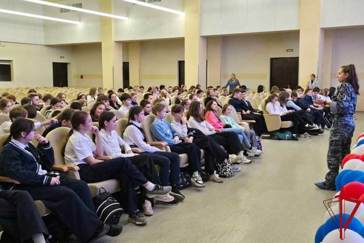 Представительница Росгвардии провела для школьников урок мужества, посвященный Дню Конституции.
