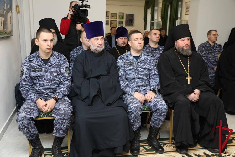 Начальник ГУ Росгвардии вручил медаль «Участнику СВО» настоятелю Староладожского Никольского мужского монастыря