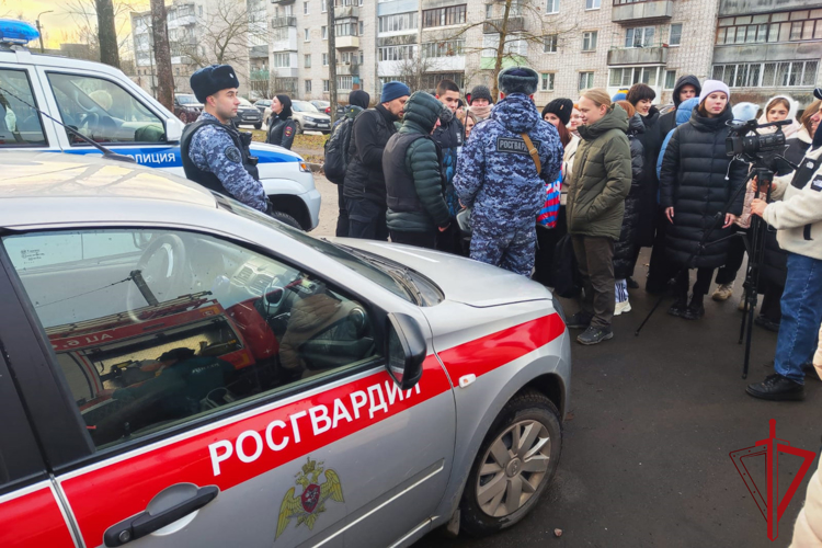 В Волхове сотрудники Росгвардии приняли участие в школьном фестивале "Агенты безопасности"