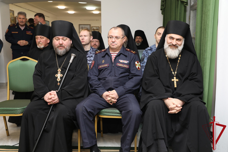 Начальник ГУ Росгвардии вручил медаль «Участнику СВО» настоятелю Староладожского Никольского мужского монастыря