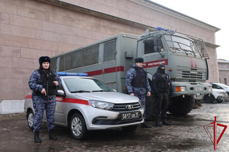 Полуденный выстрел орудия Петропавловской крепости был произведен в честь 30-летия пресс-служб Росгвардии
