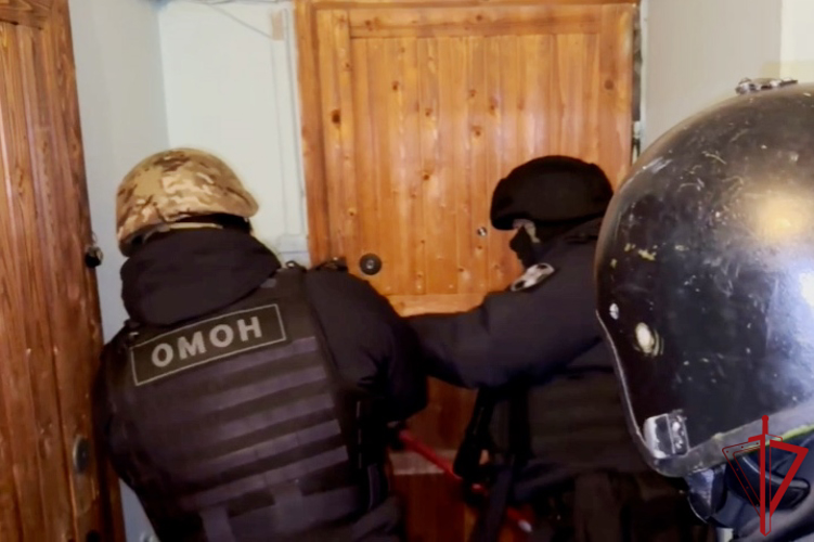 В Санкт-Петербурге сотрудники ОМОН Росгвардии оказали содействие полиции в пресечении деятельности нелегального игорного заведения
