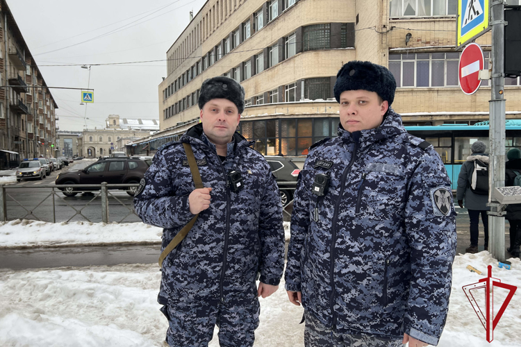 В Адмиралтейском районе сотрудники Росгвардии пришли на помощь учащемуся колледжа, пострадавшему от падения льда с крыши