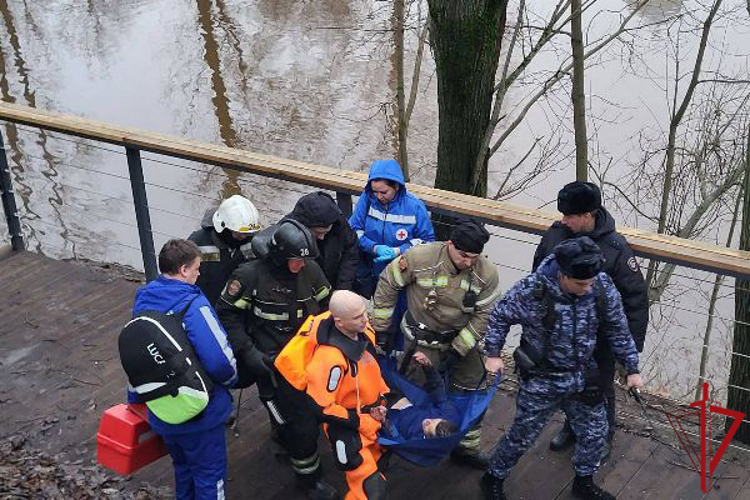 В Красногвардейском районе наряд Росгвардии оказал содействие сотрудникам МЧС в спасении упавшего в воду гражданина