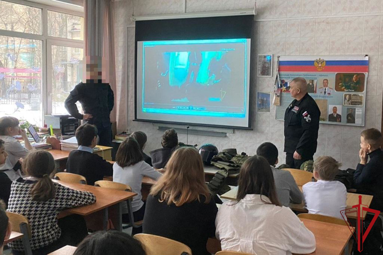 Представители транспортного ОМОН провели урок мужества для петербургских школьников