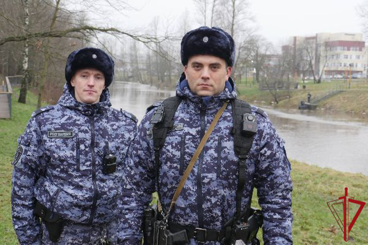 В Красногвардейском районе наряд Росгвардии оказал содействие сотрудникам МЧС в спасении упавшего в воду гражданина