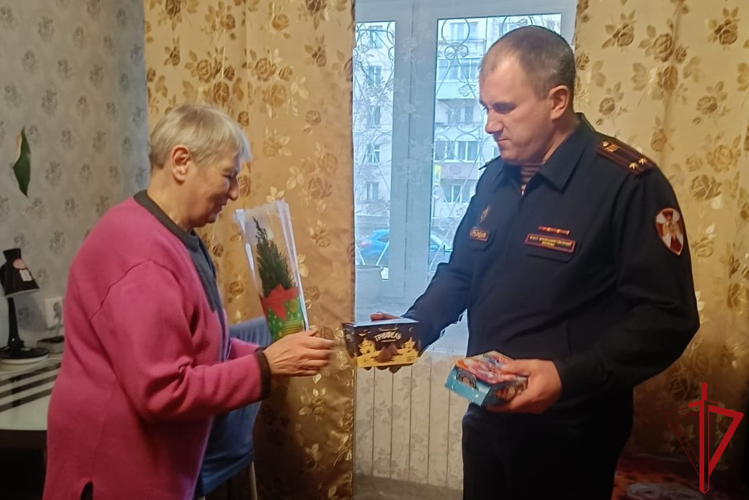 В Петербурге и Ленобласти сотрудники Росгвардии поздравили с новогодними праздниками матерей погибших сослуживцев