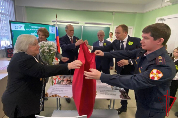 В Красногвардейском районе представители Росгвардии приняли участие в церемонии открытия «Парты героя»