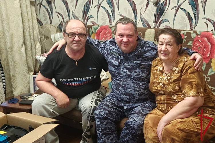 В Петербурге и Ленобласти сотрудники Росгвардии поздравили с новогодними праздниками матерей погибших сослуживцев
