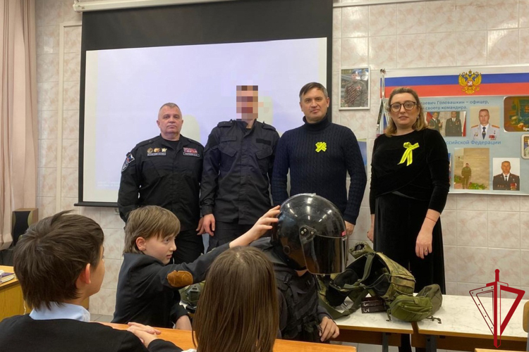 Представители транспортного ОМОН провели урок мужества для петербургских школьников
