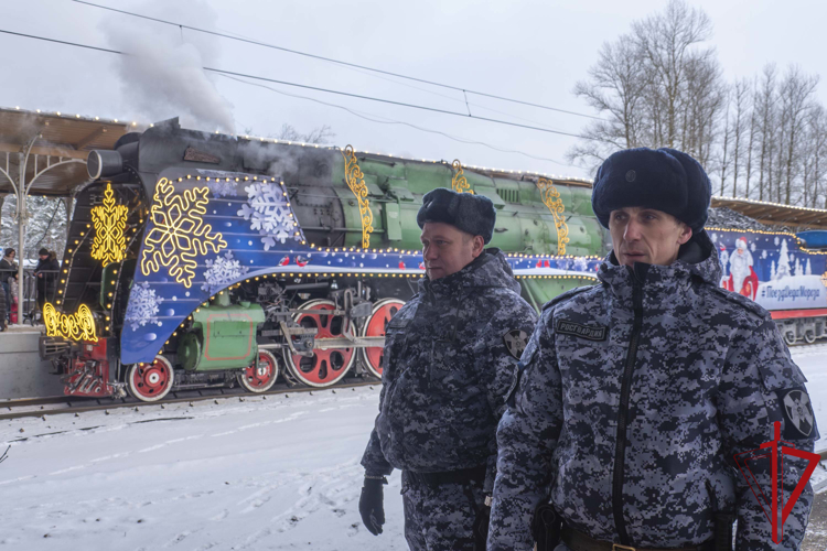 Сотрудники Росгвардии обеспечили безопасность во время пребывания поезда Деда Мороза в Петергофе
