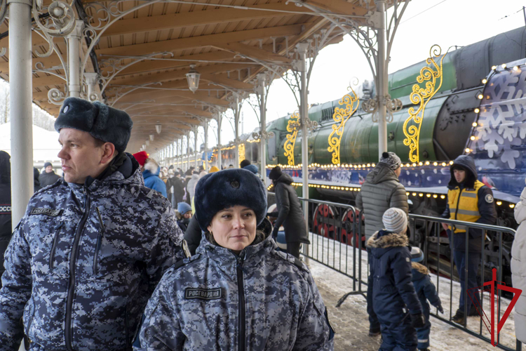 Сотрудники Росгвардии обеспечили безопасность во время пребывания поезда Деда Мороза в Петергофе