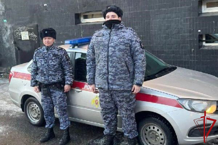 В Кировском районе Петербурга сотрудники Росгвардии приняли участие в эвакуации жильцов дома, в котором произошел сильный пожар